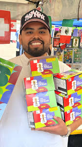 Cliente El Coleccionista mostrando su álbum Panini en Córdoba