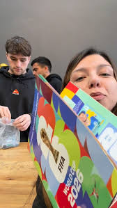 Grupo de clientes El Coleccionista con álbum Panini en Posadas